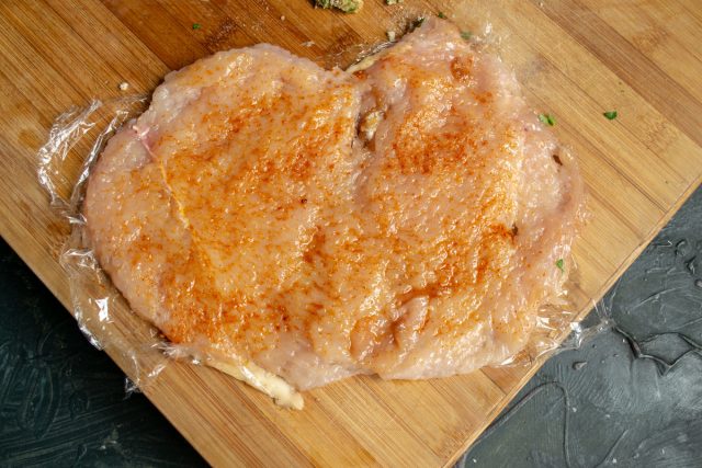 Смазываем куриное филе растительным маслом, солим, посыпаем паприкой