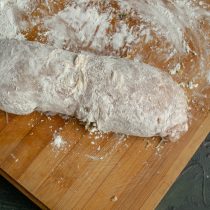 Посыпаем рулет кукурузным или картофельным крахмалом