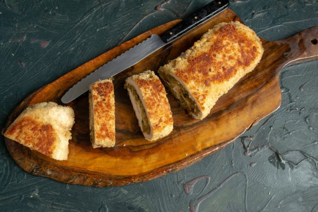 Куриный рулет из грудки по-восточному готов