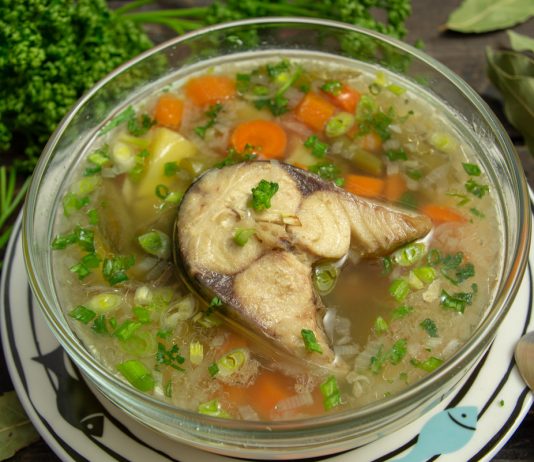 Простой рыбный суп из скумбрии со стручковой фасолью