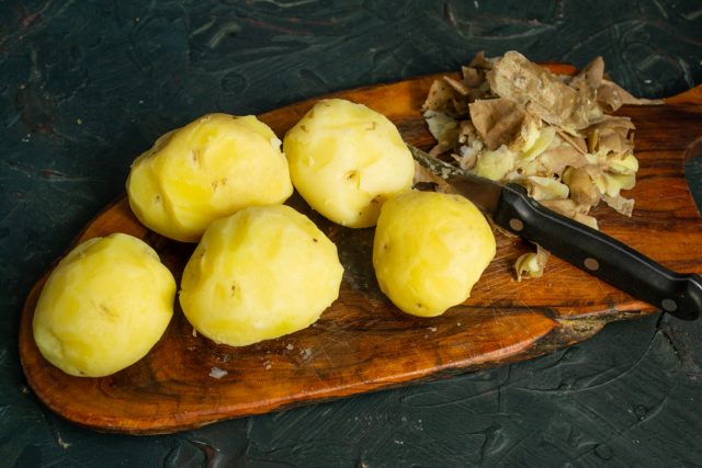 Отвариваем картофель