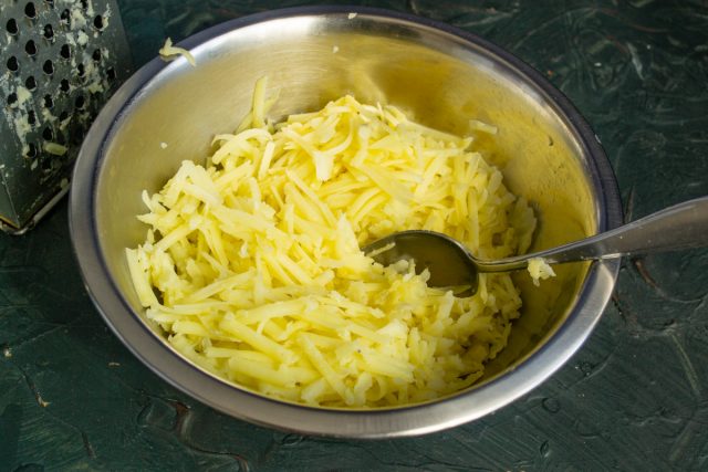 Отваренный картофель натираем на крупной тёрке