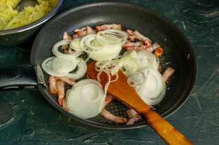 Добавляем репчатый лук