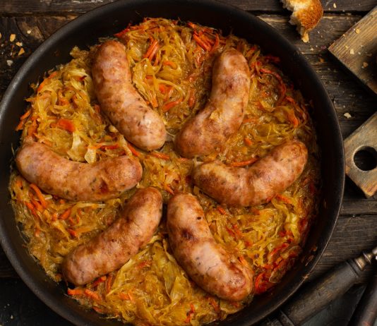 Тушеная капуста с колбасками в духовке — обед по-немецки - Рецепты Тушеная капуста с колбасками в духовке — обед по-немецки
