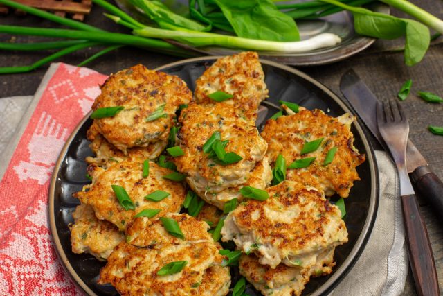 Быстрые куриные котлеты «Растрёпки» с капустой