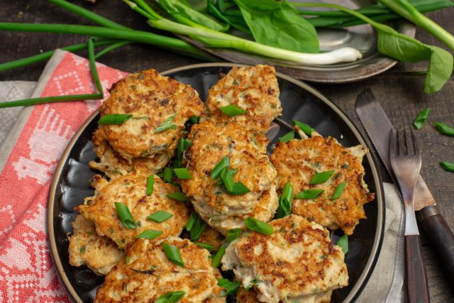 Быстрые куриные котлеты «Растрёпки» с капустой