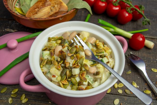 Быстрый картофельный салат с фасолью и соусом-майонезом из аквафабы