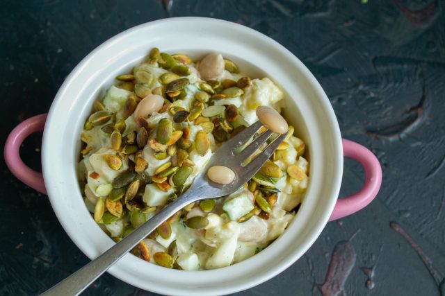 Быстрый картофельный салат с фасолью и соусом-майонезом из аквафабы готов