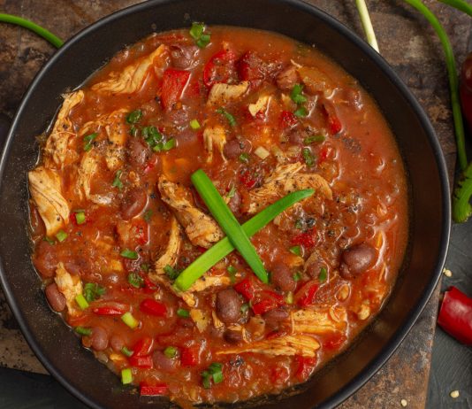 Густой томатный суп с курицей и фасолью