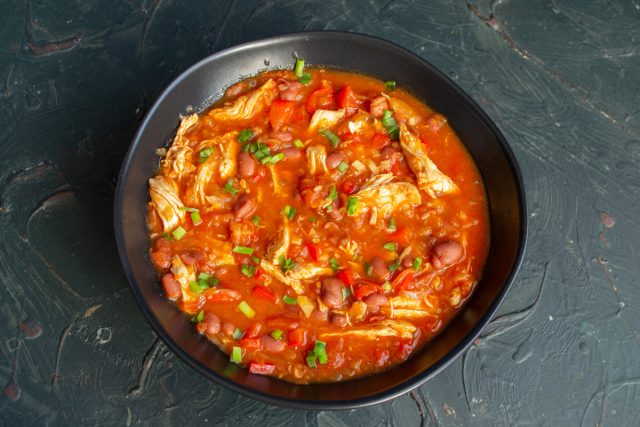 Густой томатный суп с курицей и фасолью готов