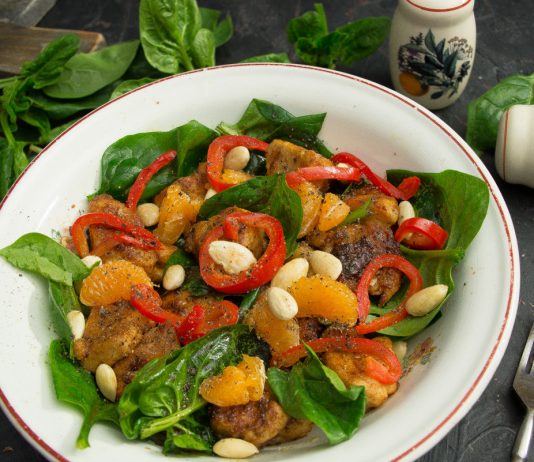 Лёгкий салат с курицей и шпинатом