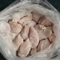 Кладём нарезанную курицу в пакет с крахмалом