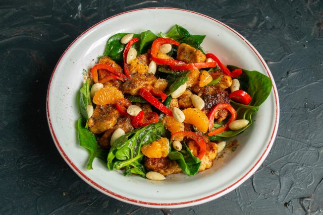 Лёгкий салат с курицей и шпинатом готов