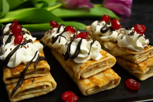 Нежные блины на молоке со сливками и шоколадом