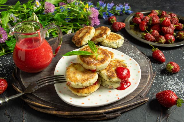 Нежные сырники с клубничным соусом