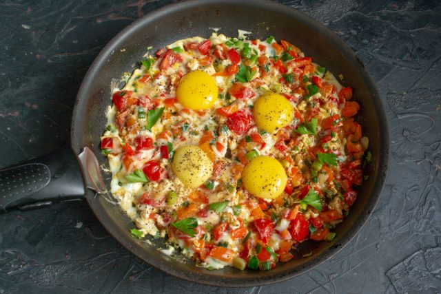 Шакшука, или Израильская яичница с овощами, готова