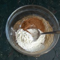 Отдельно смешиваем в миске кукурузный крахмал с порошком какао