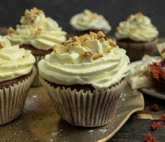 Вкуснейшие капкейки «Красный бархат» с начинкой из малинового джема - Рецепты Вкуснейшие капкейки «Красный бархат» с начинкой из малинового джема