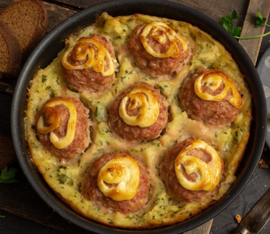 Восхитительная картофельная запеканка с тефтелями