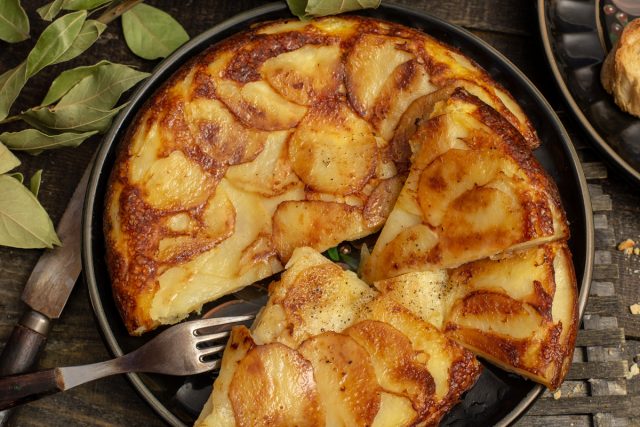 Запеченный картофель с сыром, яйцом и сливками по-швейцарски Запеченный картофель с сыром, яйцом и сливками по-швейцарски