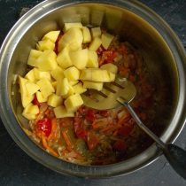 Кладём в кастрюлю порезанный мелкими кубиками картофель