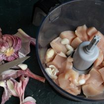 Молодой чеснок нарезаем, добавляем к курице