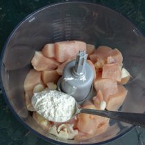Насыпаем картофельный или кукурузный крахмал