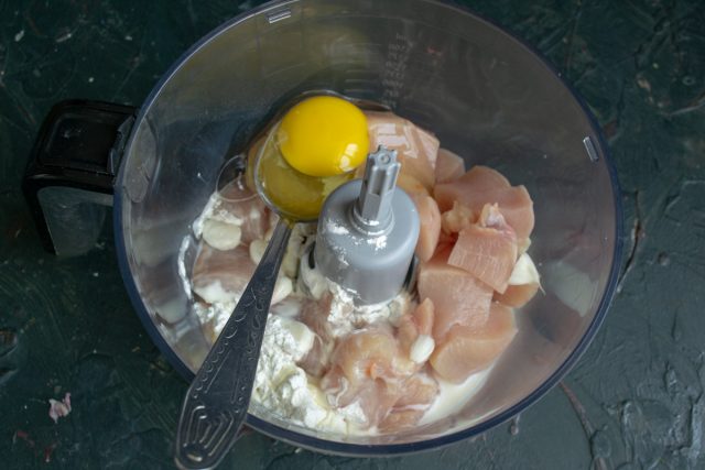 Разбиваем крупное куриное яйцо