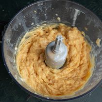 Измельчаем фарш несколько минут 