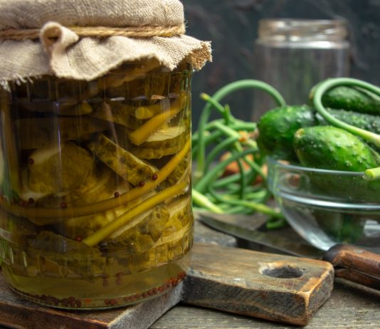 Хрустящие огурцы с чесночными стрелками и горчицей на зиму