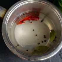 Насыпаем в кастрюлю со слитой водой соль и сахар, добавляем лавровый лист и черный перец