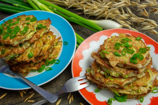 Кабачковые драники с геркулесом и зелёным луком — кабадраники
