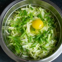 Разбиваем куриное яйцо, насыпаем соль по вкусу, хорошо перемешиваем