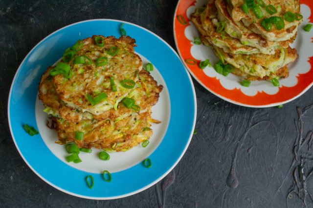 Кабачковые драники с геркулесом и зелёным луком, или Кабадраники, готовы
