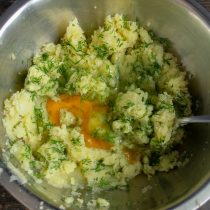 Разбиваем в миску куриное яйцо, по вкусу солим