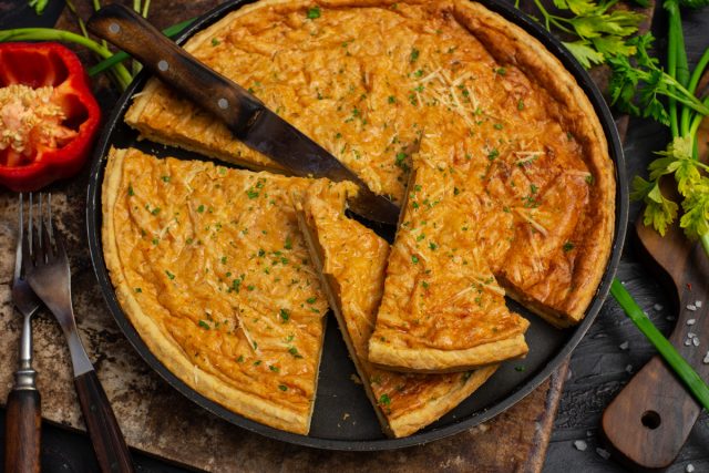 Нежный киш с лососем и хрустящей корочкой