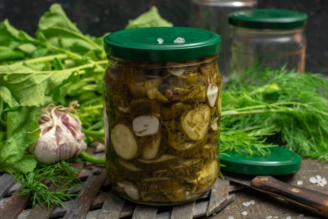 Пряный салат из огурцов на зиму с чесноком и укропом