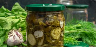 Пряный салат из огурцов на зиму с чесноком и укропом