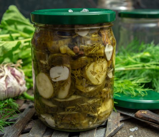 Пряный салат из огурцов на зиму с чесноком и укропом - Рецепты Пряный салат из огурцов на зиму с чесноком и укропом