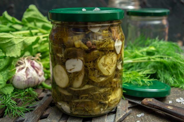 Пряный салат из огурцов на зиму с чесноком и укропом Пряный салат из огурцов на зиму с чесноком и укропом
