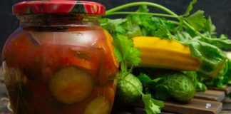 Кисло-сладкие огурцы с кабачками на зиму