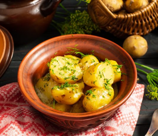 Молодая картошка в горшочке со сливочным соусом