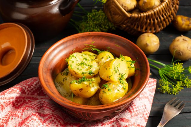 Молодая картошка в горшочке со сливочным соусом