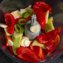 Добавляем нарезанный чеснок и чили в чашу блендера