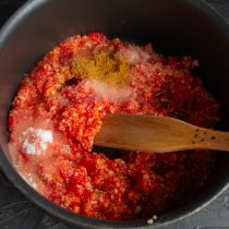 Насыпаем соль, сахарный песок, молотый красный перец, вливаем растительное масло и уксус
