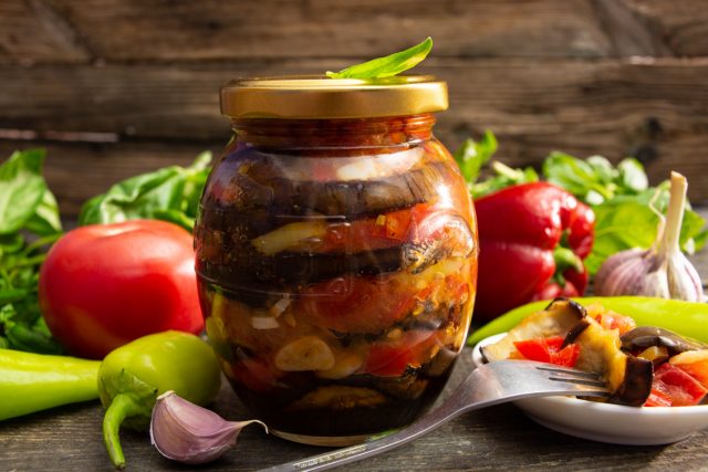 Салат из баклажанов с овощным соусом на зиму — вкусно и просто