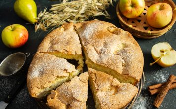 Шарлотка с грушами и яблоками — самый простой рецепт