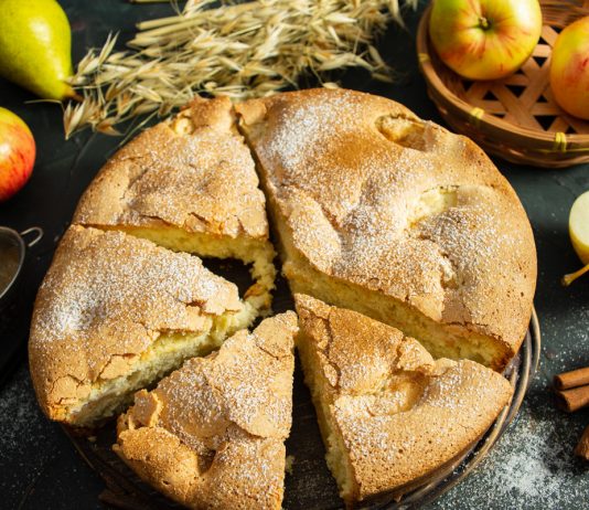 Шарлотка с грушами и яблоками — самый простой рецепт