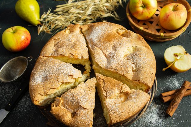 Шарлотка с грушами и яблоками — самый простой рецепт