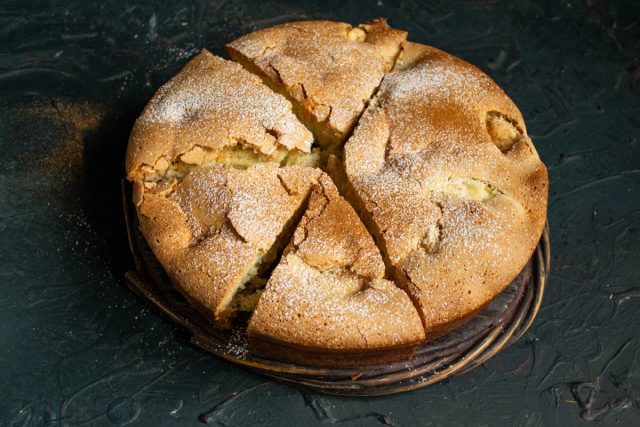 Шарлотка с грушами и яблоками готова Шарлотка с грушами и яблоками готова
